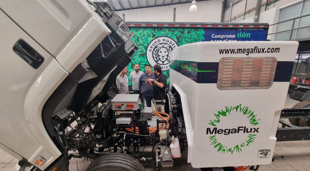 ¿Qué potencia genera un motor de vehículos eléctricos comerciales?